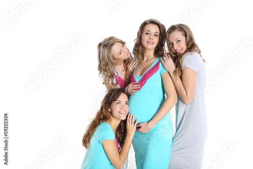 Młoda mama w kolorowej piżamie i cztery przyjaciółki