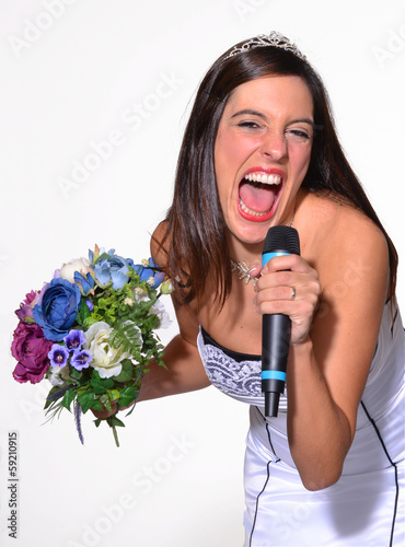 Novia celebrando y cantando en fiesta de boda,matrimonio.