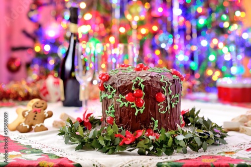 Panettone natalizio ricoperto di cioccolato e decorato