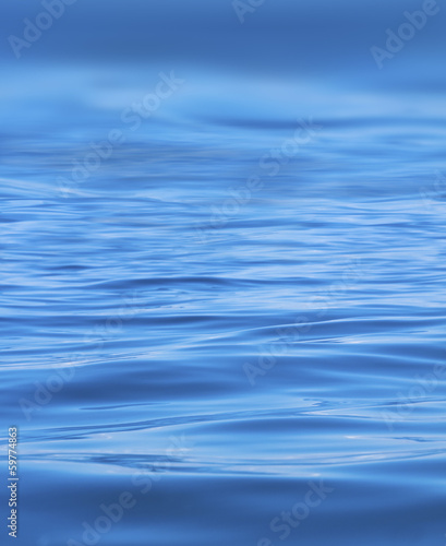 mer bleue par temps calme