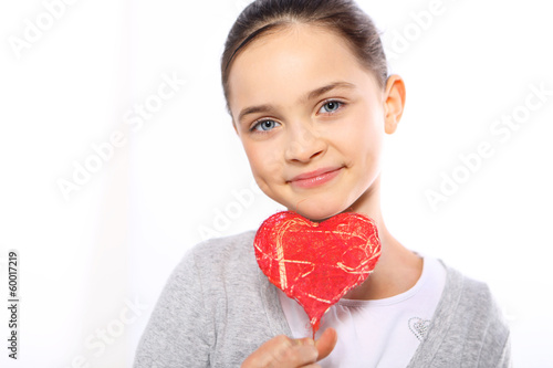 Portret dziecka z walentynkowym serduszkiem