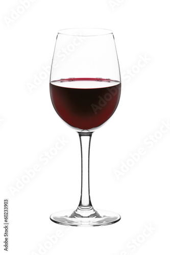 kieliszek czerwonego wina na białym tle