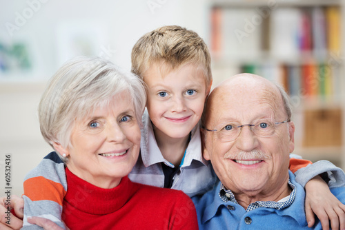 glücklicher junge umarmt oma und opa