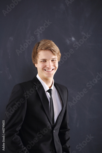 Uśmiechnięty młody mężczyzna