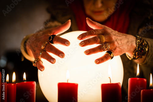 Hellseherin während Seance mit Glaskugel