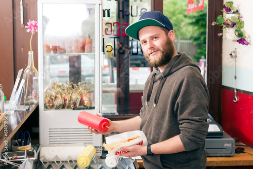 Fast Food Imbiss - Verkäufer mit Hotdog 