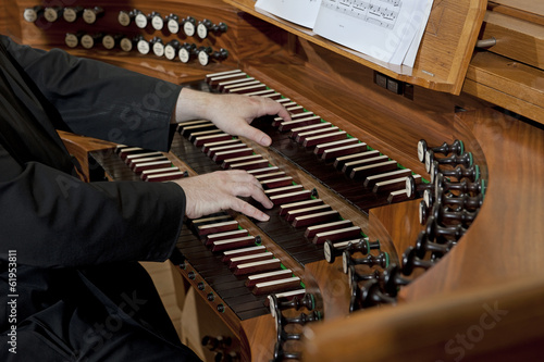 Hände auf der Orgeltastatur im Benediktinerkloster Beuron, Deutschland