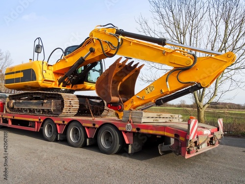 Bagger, Transport mit Tieflader