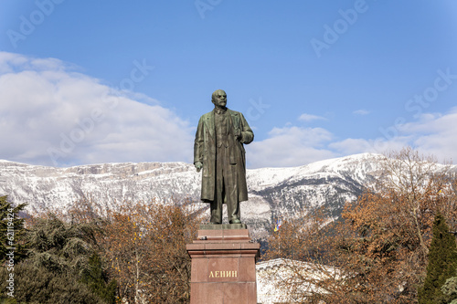 statue of lenin in yalta