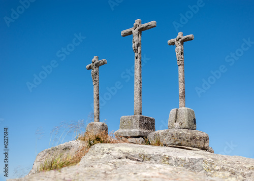 tres cruces sobre colina