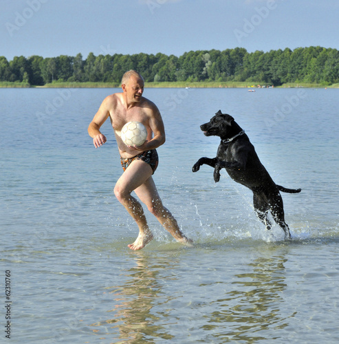 Zabawa Labradora ze swoim opiekunem