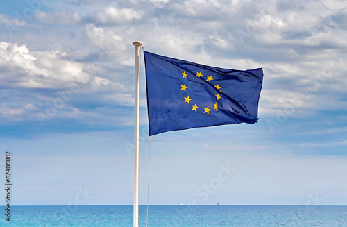 drapeau européen face à la mer