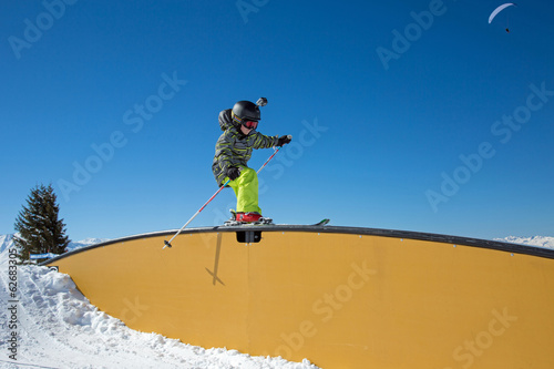 Snowpark : enfant glissant sur un rail