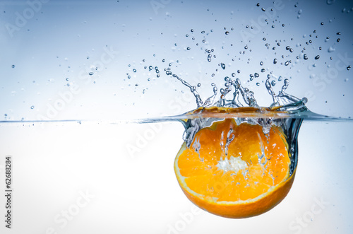 orange im wasser