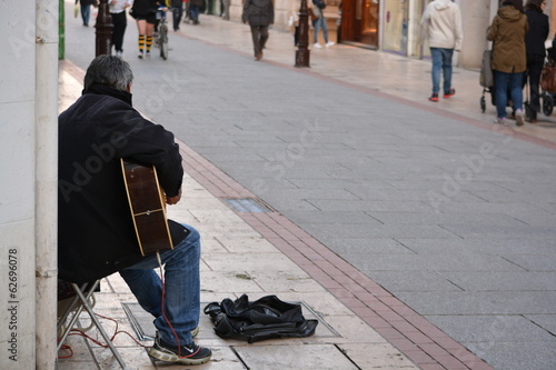 tocando la guitarra en la calle