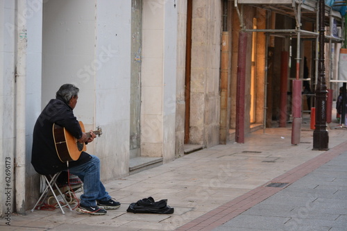 tocando la guitarra en al calle