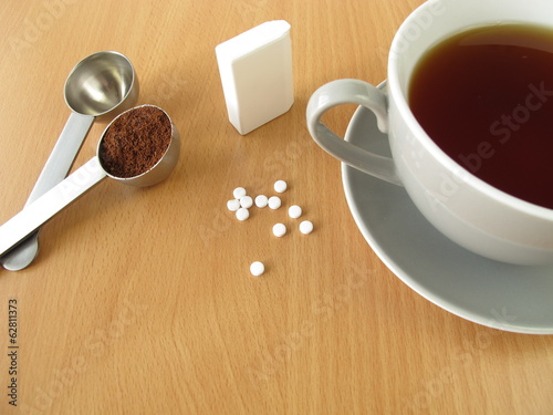 Schwarzer Kaffee mit Süßstofftabletten