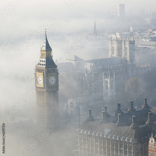 Heavy fog hits London