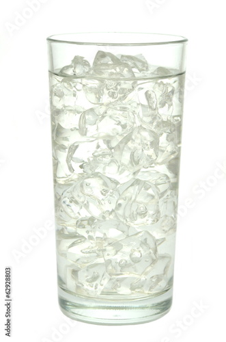 szklanka wody z lodem na białym tle