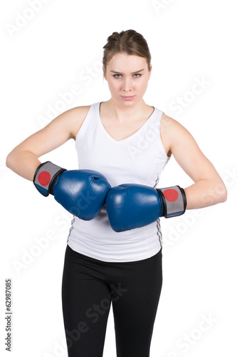 Frau hält Boxhandschuhe gegeneinander