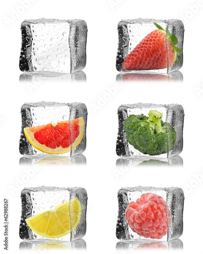 Kostki lodu z owocami i brokułem w środku