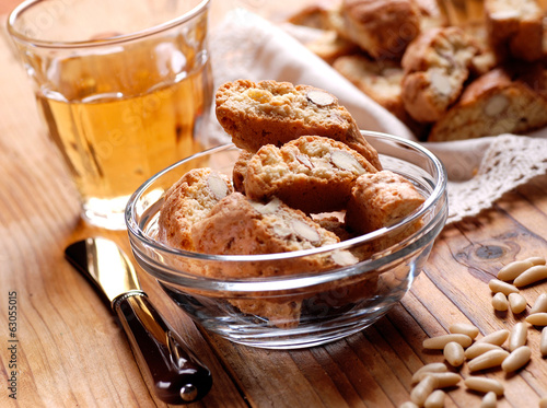 cantucci alle mandorle e pinoli con vin santo toscano