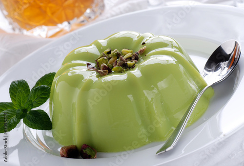 budino al pistacchio su piatto bianco