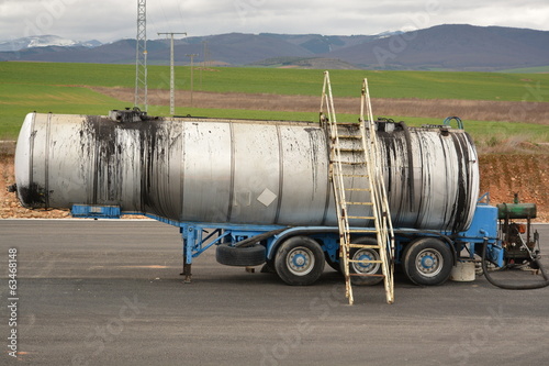 Remolque de camion con deposito metalico