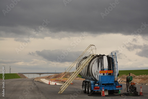 Deposito de combustible en nueva carretera en obras (La Rioja)