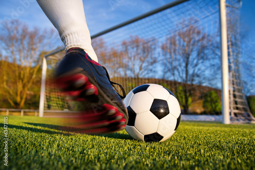 Fußball Kick in Richtung Tor