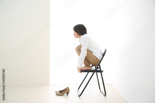 パイプ椅子に座る女性
