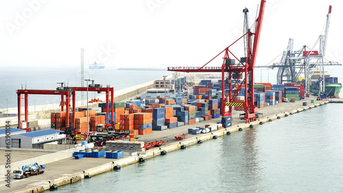 Grúas en un muelle del puerto de Barcelona