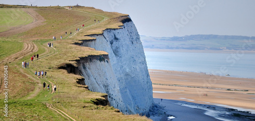 Nombreux randonneurs sur une falaise de craie blanche