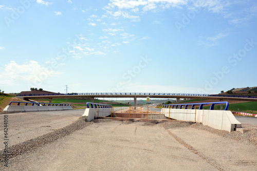 puente en carretera de nueva construccion en obras