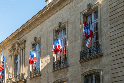 Façade avec drapeaux