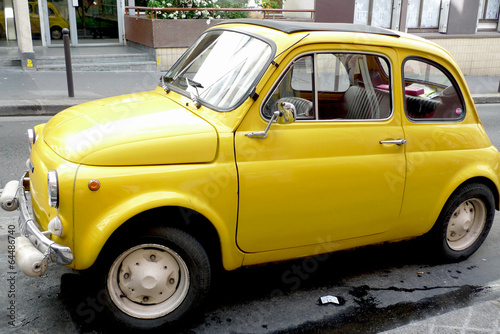 vieille voiture 500 jaune