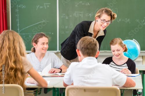 Lehrer und Schüler einer Klasse in Schule