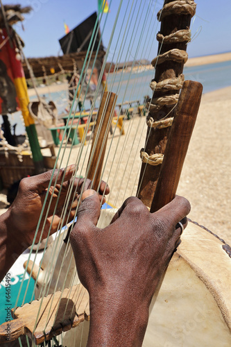 homme africain jouant de la kora