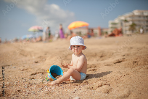 nino en la playa jugando con arena