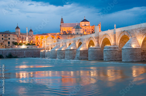 Puente Romano y Mezquita por la noche (España)