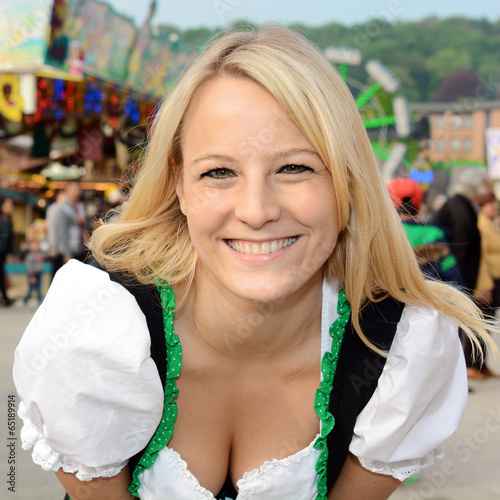 Frau im Dirndl auf Oktoberfest lacht