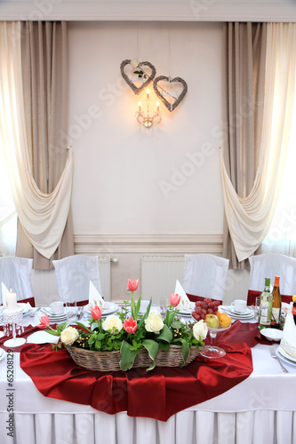 Stół weselny dla młodej pary.