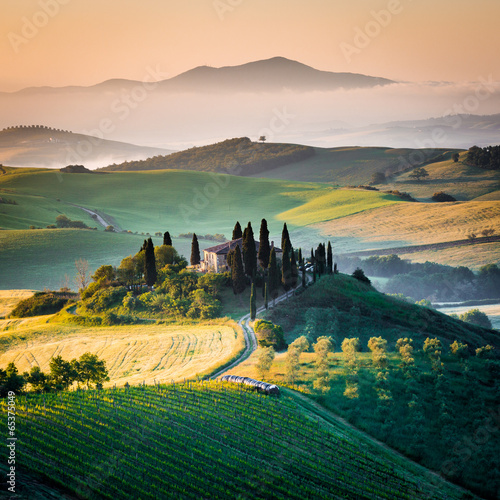 Poranek w Toskanii, krajobraz i wzgórza