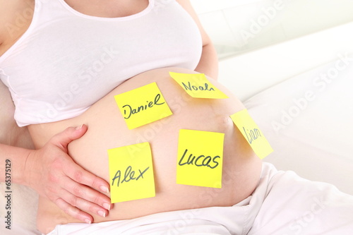 Schwangere mit Post it Jungennamen auf Bauch