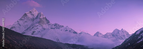 Ama Dablam szczyt i fioletowy zachód słońca w Himalajach