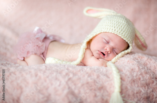 bebe en el gorro de conejo