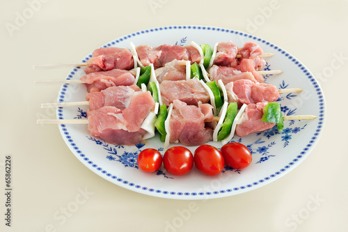 brochettes de viande crues présentées sur assiette