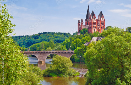 Limburger Dom und Alte Lahnbrücke mit wilder Flusslandschaft