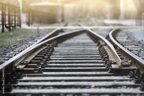 Bahngleis in der Abendsonne mit Haltestelle