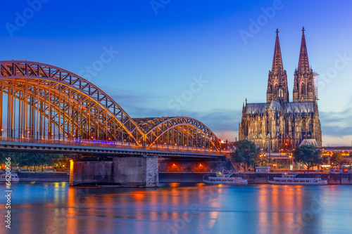 Kölner Dom und Hohenzollernbrücke bei Nacht